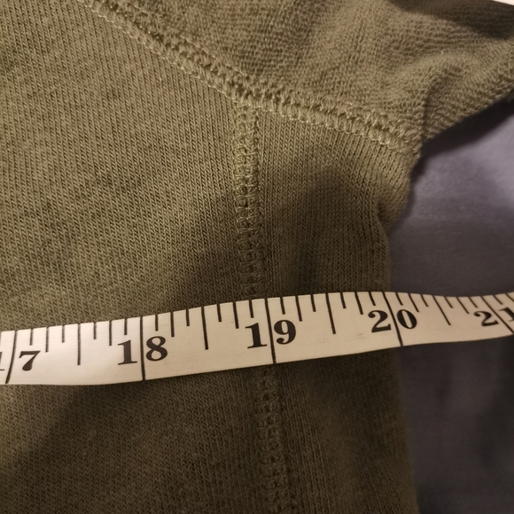 🆕Abercrombie & Fitch Olive SS Sweatshirt US XS - Picture 14 of 15